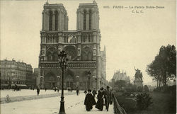 Le Parvis Notre Dame