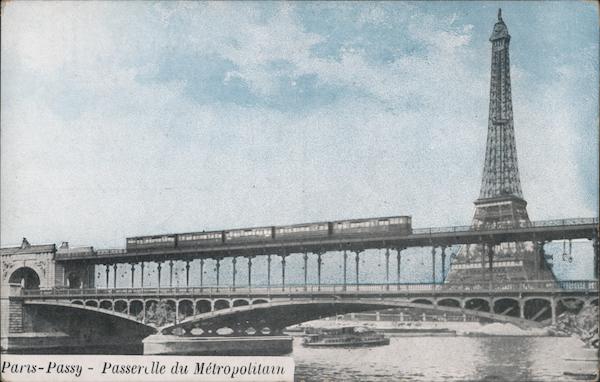 Passerelle du Metropolitain Paris France