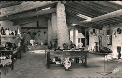 Pottery Showroom (Magasin d'exposition d'une poterie) Postcard