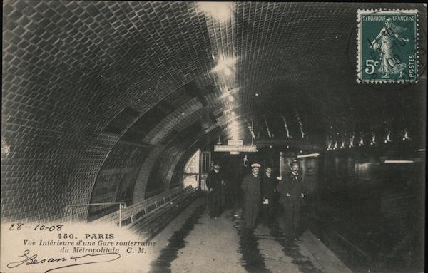 Vue Interieure d'une Gare Souterraine du Metropolitain Paris France