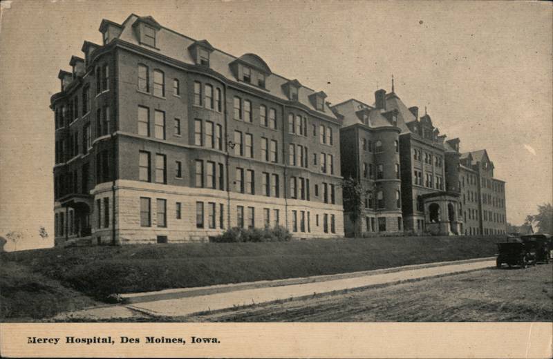 Mercy Hospital Des Moines, IA Postcard