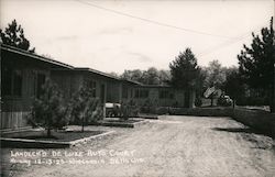 Landeck's De Luxe Auto Court Postcard