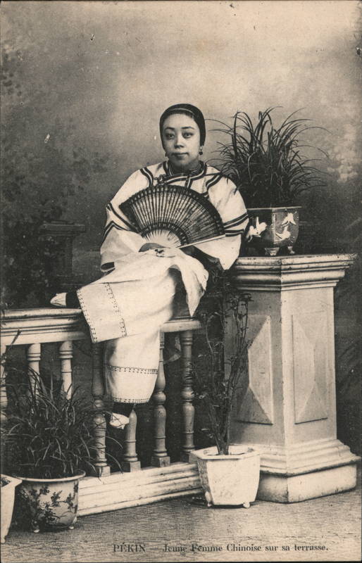 Jeune Femme Chinoise sur la terrasse Beijing China