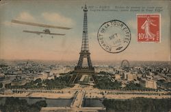 Biplan de course en route pour Issy-les-Moulineaux, passe devant la Tour Eiffel Postcard