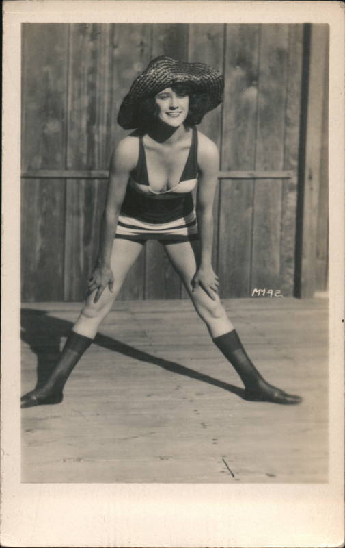 Flapper Woman and big hat Swimsuits & Pinup