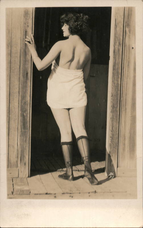 Flapper Woman in towel Swimsuits & Pinup