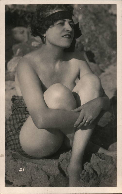 Flapper Woman in towel Swimsuits & Pinup