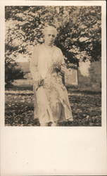 Old woman with flowers, Wedding Dress, 1928 Postcard