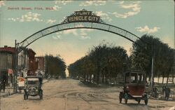 Detroit Street, Flint Vehicle City Arch, Michigan Postcard