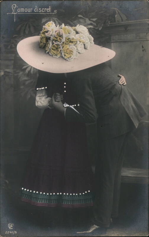 L'amour discret, Couple with Flower Hat Couples