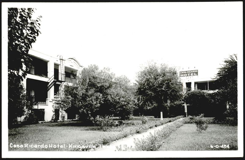 Casa Ricardo Hotel with Garden and Walkway Kingsville Texas