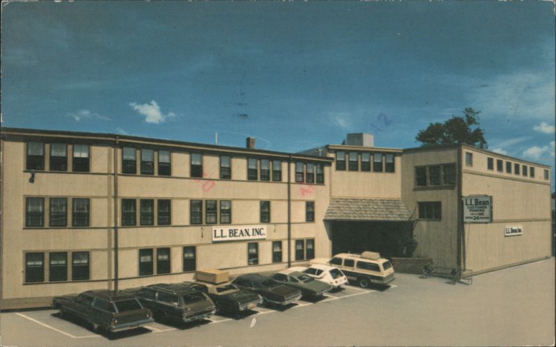L.L. Bean, Inc. Salesroom & Parking Lot, Freeport, ME Maine