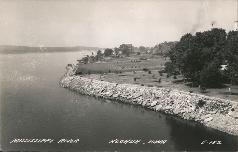 Mississippi River Keokuk, Iowa Embankment & Shoreline