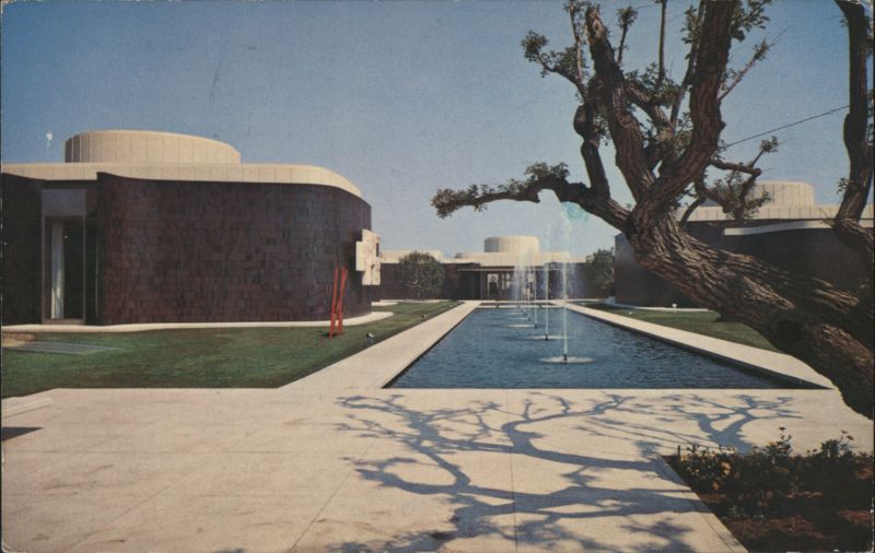 Pasadena Art Museum, Modern Architecture & Fountain California