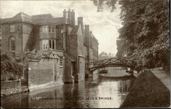 Cambridge :Oueeis College & Bridge Postcard