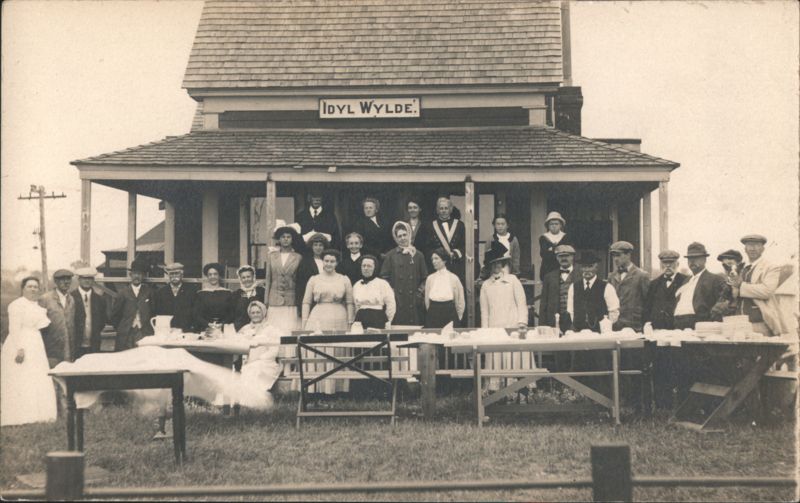 Group at Idyl Wylde House Clam Bake Wells Maine Family Portaits