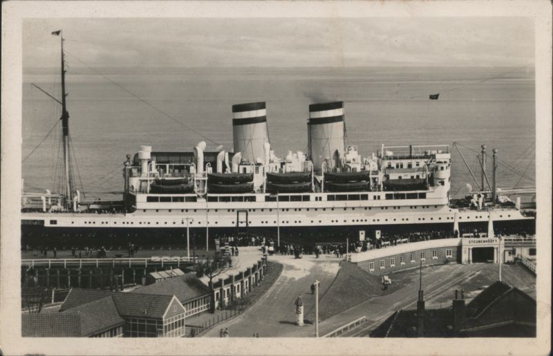 Hapag-Schnelldampfer at Steubenhöft in Cuxhaven Germany