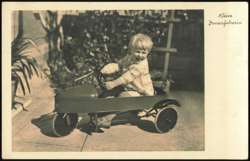 Kleine Damenfahrerin - Child in Pedal Car Children
