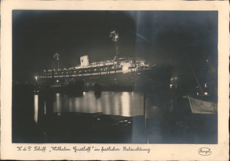 K.d.F. Schiff Wilhelm Gustloff in festlicher Beleuchtung
