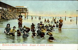 Gruppo Di Donne In Mare Postcard
