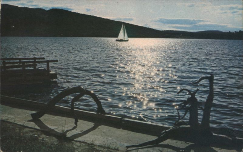 Les Laurentides, Lac et Rayons de Soleil, Sunset and Sail PQ Canada