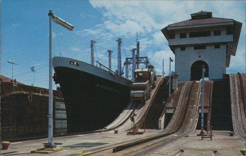 Pioneer Minx in Gatun Locks, Panama Canal