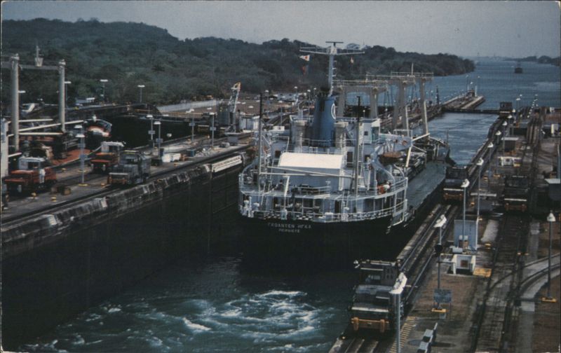 Ship in Gatun Locks, Panama Canal Foto Flatau