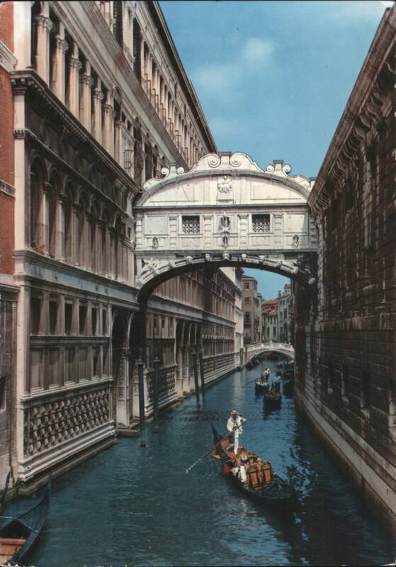 Bridge of Sighs, Venice Canal with Gondolas Venezia Italy