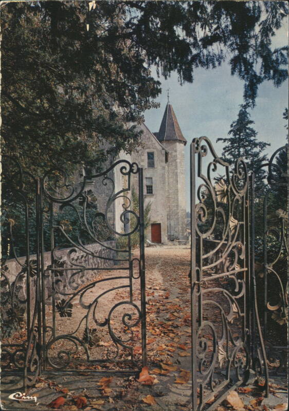 Château-L'Évêque, Périgord, through ornate gate CHATEAU-L'ÉVÊQUE France