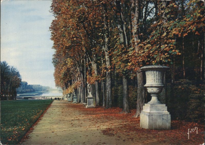 Le Tapis vert et le Bassin d'Apollon, Château de Versailles France