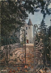 Château-L'Évêque, Périgord, through ornate gate Postcard