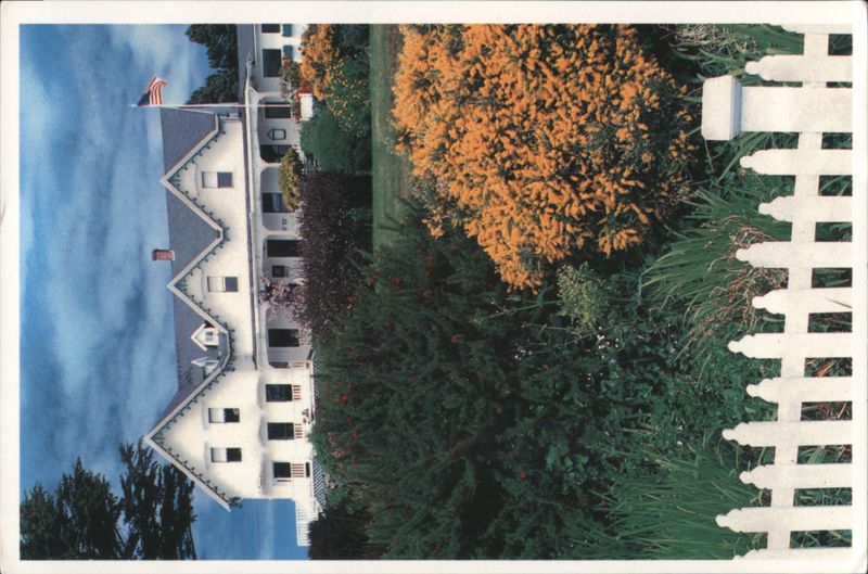 Little River Inn: White House, Garden, American Flag California
