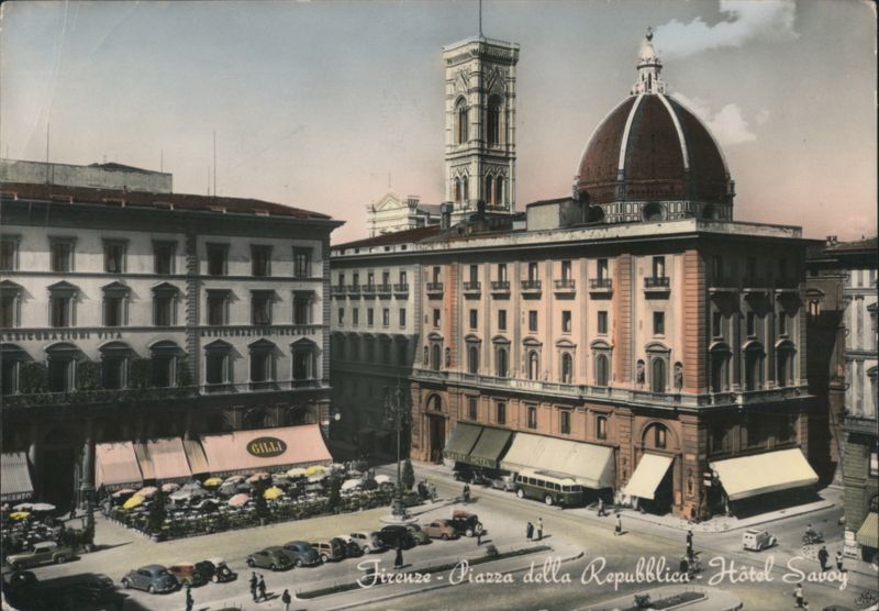 Piazza della Repubblica and Hôtel Savoy in Firenze Italy