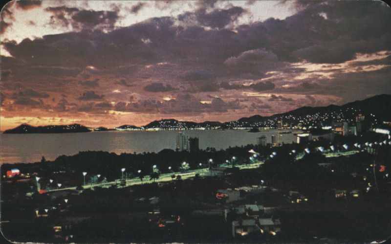 A Beautiful Sunset lights up Acapulco's Bay México