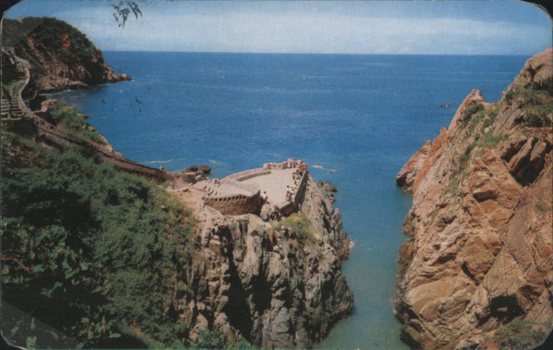 La Quebrada Cliff Divers, Acapulco, Mexico