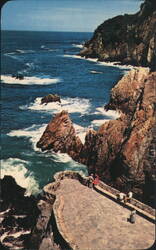 La Quebrada Cliff Divers Viewpoint, Acapulco, Mexico Postcard