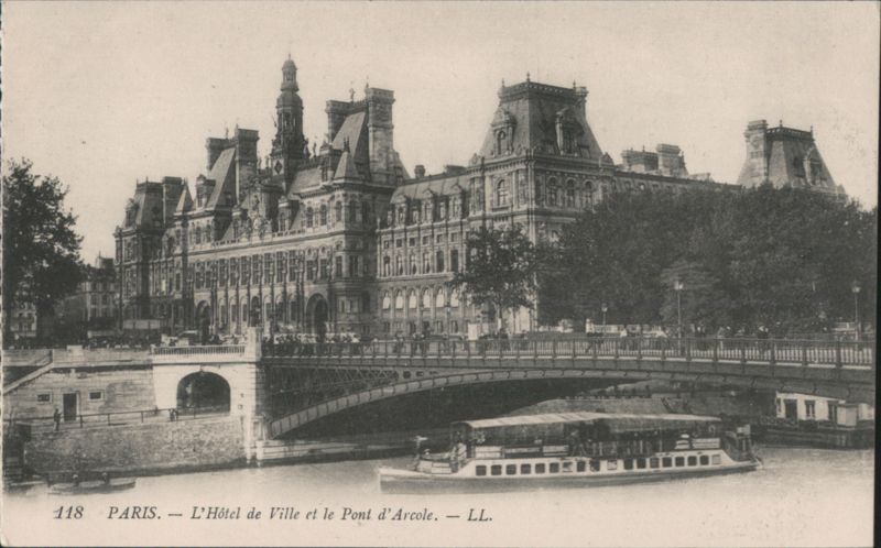 Paris: Hôtel de Ville and Pont d'Arcole with River Boat France