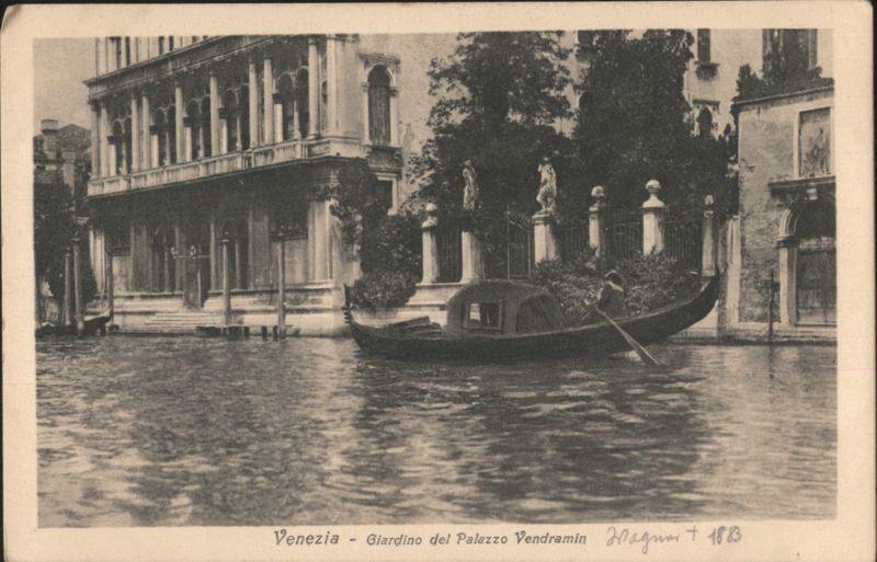 Venezia Giardino del Palazzo Vendramin, Gondola Italy