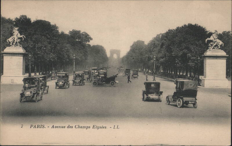 Avenue des Champs Elysées, Arc de Triomphe Paris France