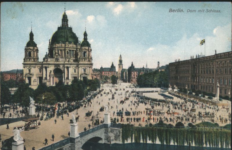 Berlin Dom mit Schloss, Crowds Germany