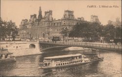 Hôtel-de-Ville, Seine River Boat & Bridge Postcard