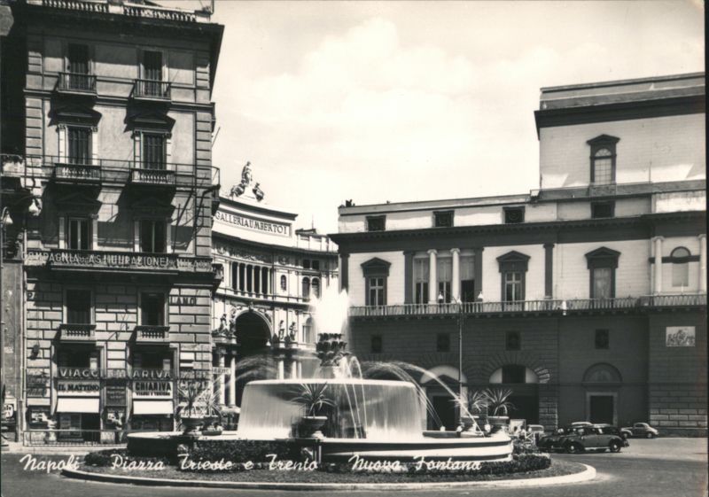 Napoli, Piazza Trieste e Trento, Nuova Fontana Italy