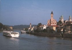Passau: Old Town with Rathaus-turm, St. Paul, Stephansdom Postcard
