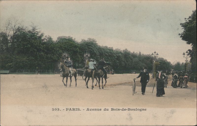 Avenue du Bois-de-Boulogne, Riders & Pedestrians Paris France