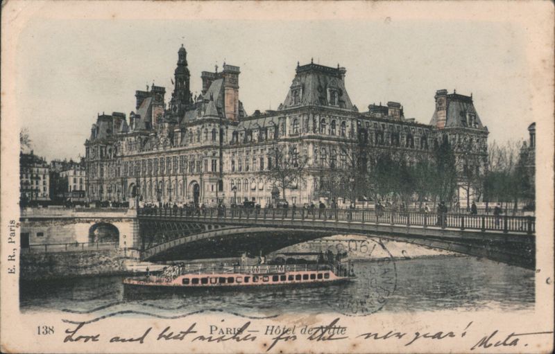 Hôtel de Ville, Seine River, Paris France