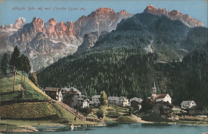 Alleghe (980 m) mit Civetta (3220 m), Dolomites Italy