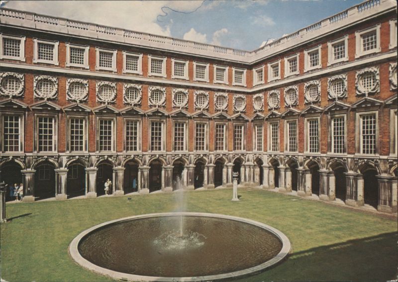 Hampton Court Palace, Fountain Court, Sir Christopher Wren England