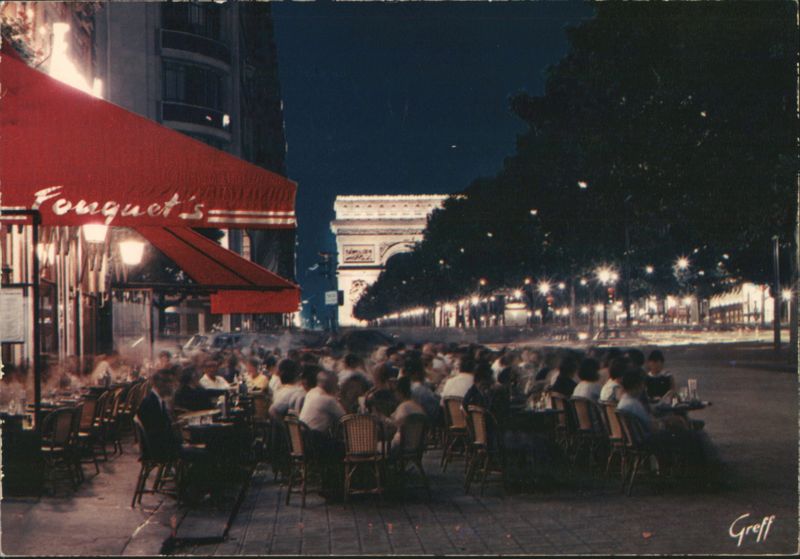 L'Arc de Triomphe illuminé vu depuis les Champs-Elysées Paris France