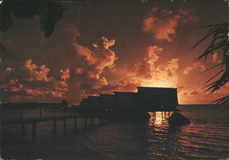 Hôtel KAINA Village Manihi Tuamotu Sunset Overwater Huts French Polynesia