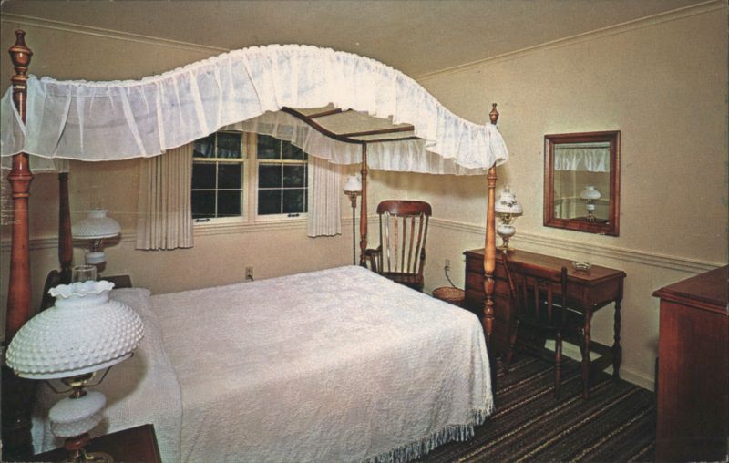 Edgewater Acres Resort Guest Room with Canopy Bed Alexandria Pennsylvania